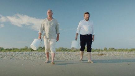 Viața poate fi un joc cu capace de bere? Povestea unui bărbat care își conduce afacerile fără scrupule