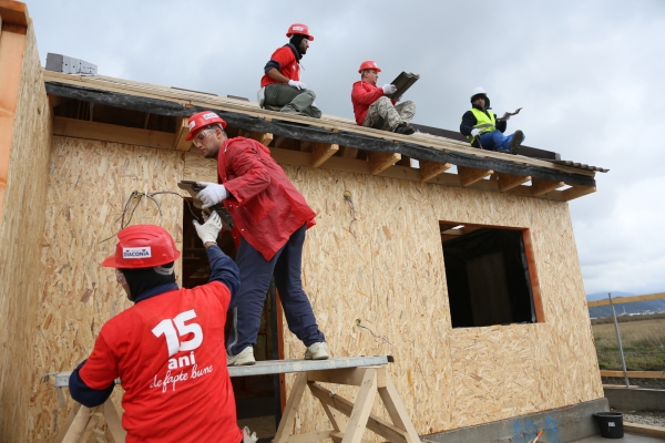 Peste 300 de angajați Vodafone România vor construi patru case în localitatea Cristian din județul Brașov
