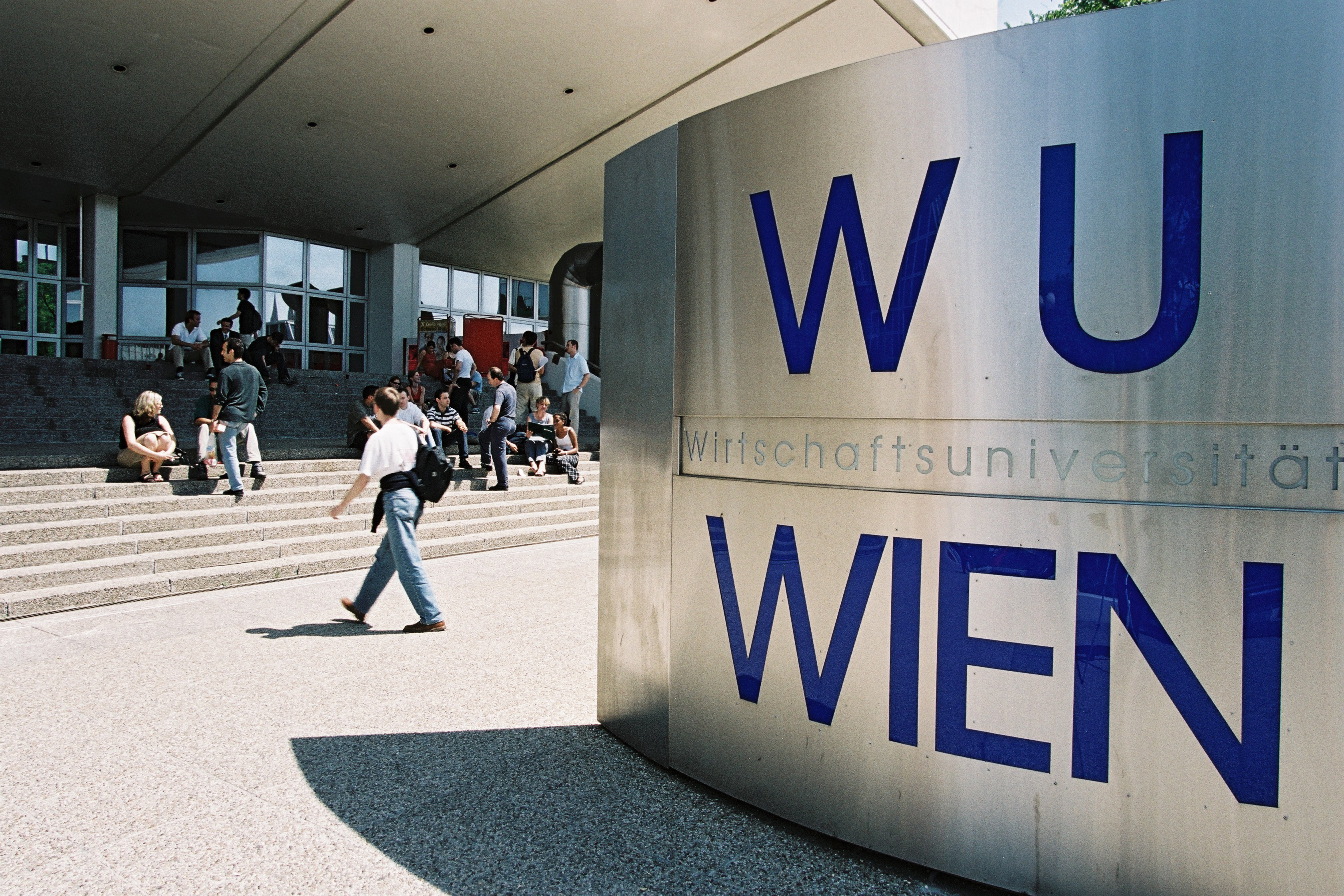 Burse de studii in valoare de pana la 17.500 de euro oferite de WU Executive Academy