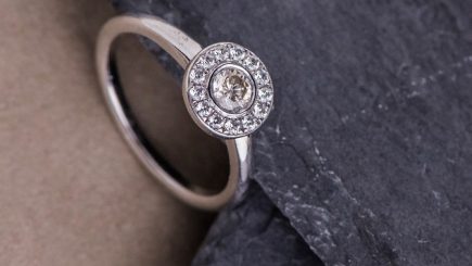 A lucrat în diplomaţie şi a lansat în urmă cu 13 ani propriul atelier de bijuterii de lux lucrate manual