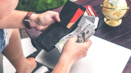 Doi români povestesc cum îşi împart timpul între job şi vacanţe