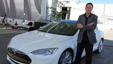 Elon Musk vinde mașinile Tesla exclusiv online și ne dă o lecție despre brand awareness