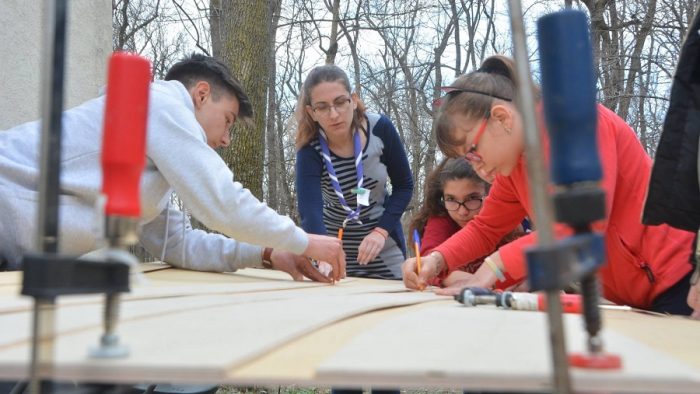 Educație alternativă. Copiii din Eșelnița și Turnu Severin și-au construit propriile canotci