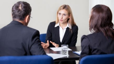 Cum ne putem dezvolta asertivitatea la locul de muncă? Câteva strategii utile!
