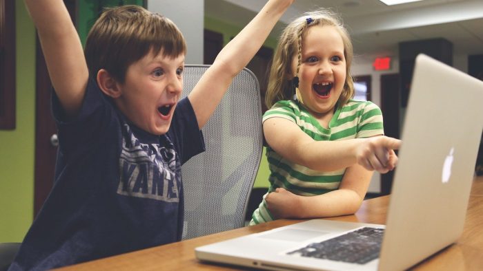 Copiii în era digitalului. Cum să transformăm pasiunea pentru calculator într-o activitate constructivă