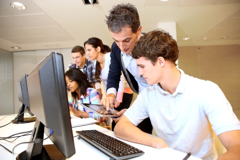 Cum să valorifici la maximum statutul tău de student și să îmbini școala cu distracția și cu un job