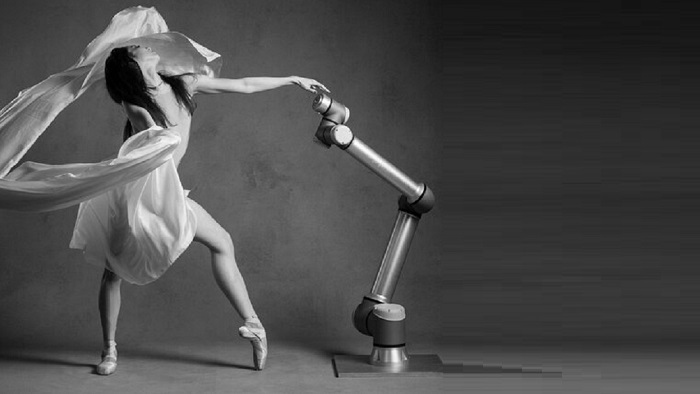 Balerina fizician care dansează cu roboții vine în România