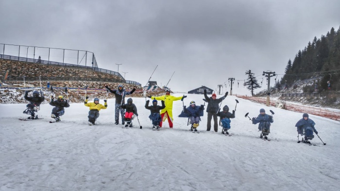 1000 de persoane cu dizabilități vor schia pe pârtiile din România, în această iarnă prin inițiativa Caiac SMile. Debutul proiectului la Cheile Grădiștei