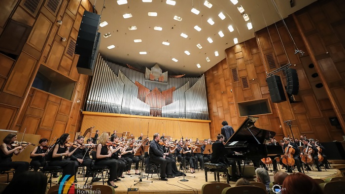 Câștigător al celebrului Concurs de Dirijat G. Mahler, Germania - 2020, Finnegan Downie Dear dirijează Ravel și Elgar la Sala Radio