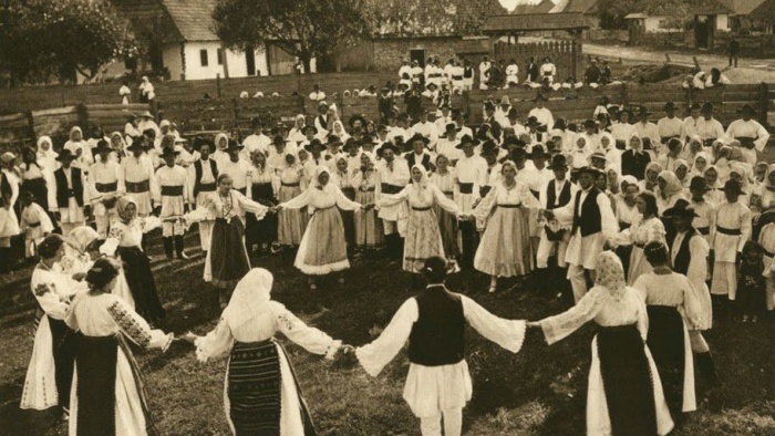 Tot pe loc, pe loc, pe loc, să răsară busuioc