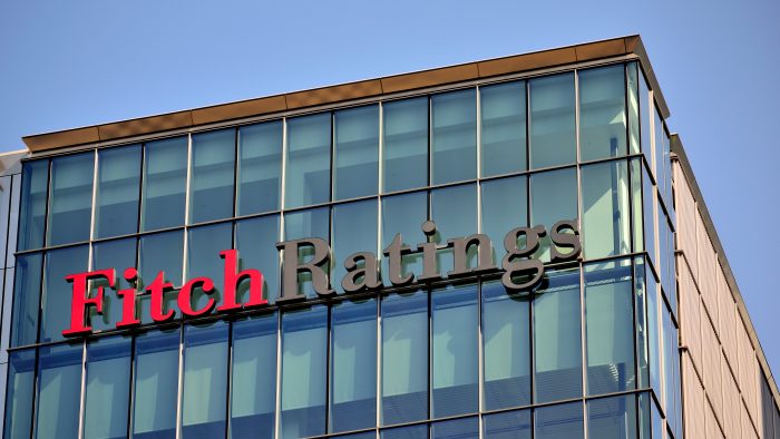 Ratingul României a fost revizuit de Fitch la „negativ”. Ce avertizează experții