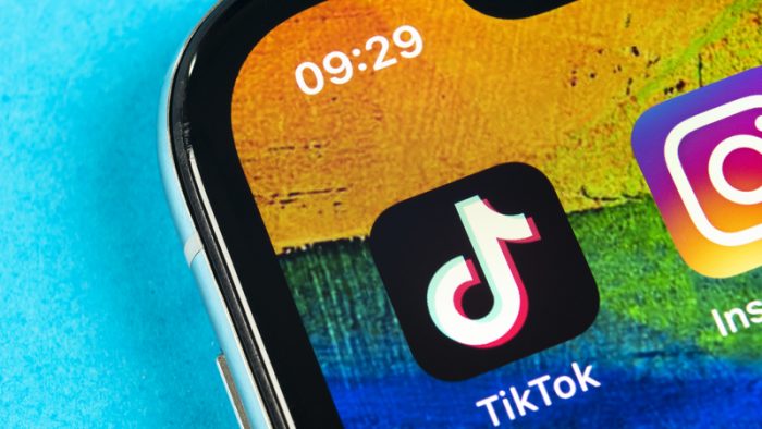 Ce impact are TikTok asupra Generației Z: Dependență sau evoluție?