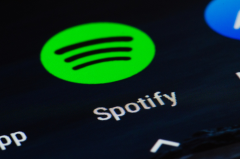 Încă un artist contestă modelul de business al Spotify. Ce spune o celebră cântăreață islandeză