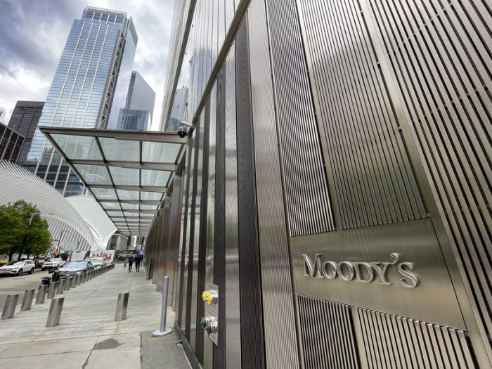 Moody’s schimbă perspectiva de rating a României în „negativă”: Riscuri fiscale și blocaje în reforme