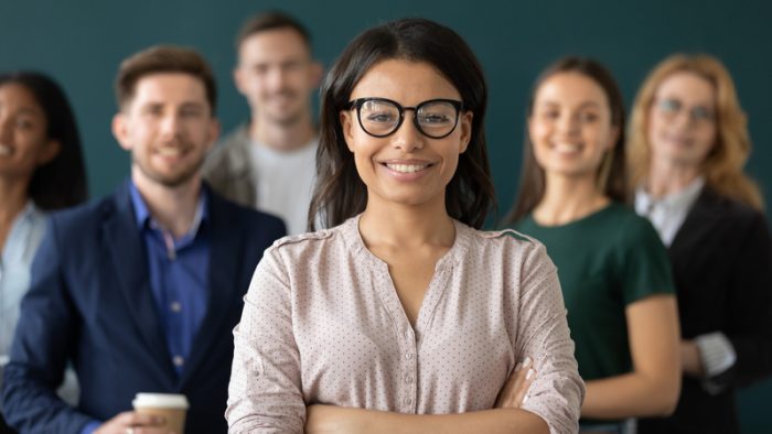 Managerii care își scriu singuri evaluările: joc de ego sau exercițiu de claritate?