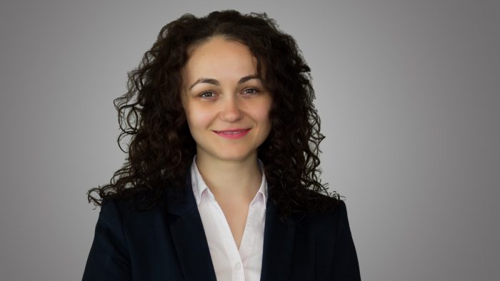 Decide AI cine rămâne în companie? Ce rol îi mai rămâne unui recrutor în 2025? Ce spune Alina Chifan, director comercial EGGER România | INTERVIU