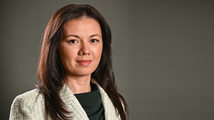 Românii aleg magazinele online după prețul mai mic, nu după fidelitate sau recomandări