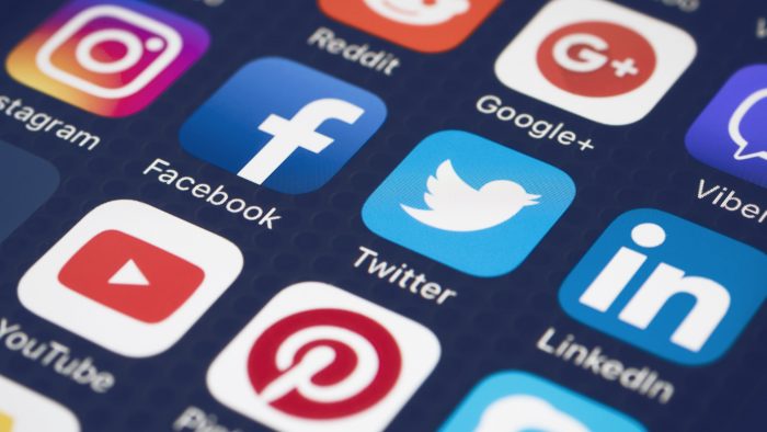 Cum influențează aglomerația de postări politice strategia de comunicare a brandurilor în social media