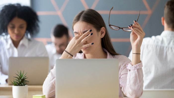 Cultura „workaholismului” mascată în loialitate. Când orele suplimentare devin monedă de schimb pentru apreciere