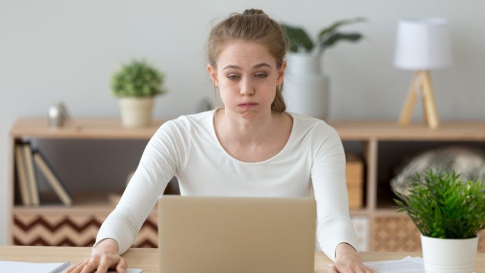 Ce faci dacă primul job nu este ce ți-ai dorit? Pleci, te adaptezi sau negociezi?
