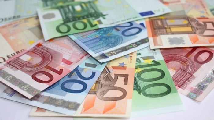 Cursul euro a depășit pragul de 5 lei | Analist: Deprecierea leului va duce la un val de scumpiri
