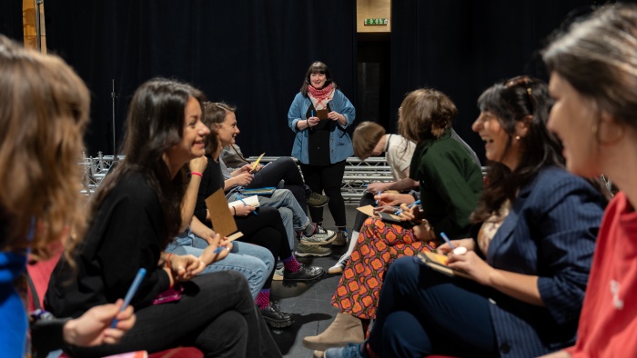 Cum scoți teatrul din instituție și implici publicul? De vorbă cu regizoarea galeză Rhiannon White