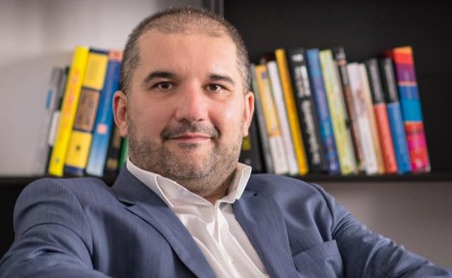 Românii privesc cu optimism viitorul AI, dar se tem pentru joburile lor. Un raport arată că unul din trei respondenți anticipează pierderi semnificative pe piața muncii