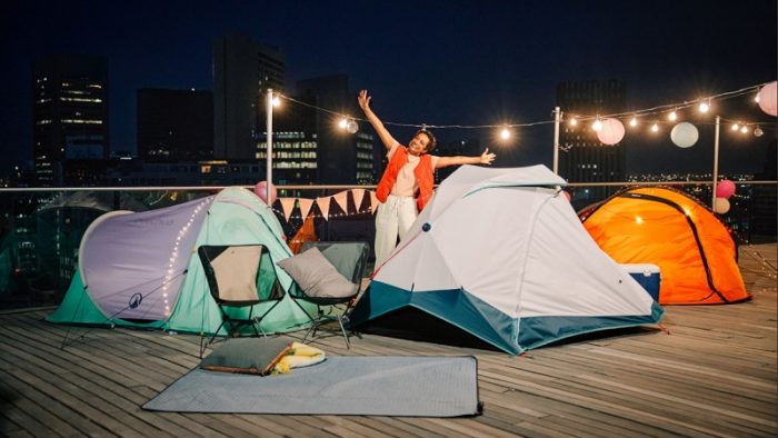 Cortul care se montează singur împlinește 20 de ani – Decathlon pregătește o nouă generație pentru 2025