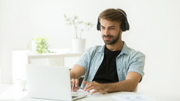 Playlist-ul perfect pentru productivitate: top 10 melodii. Ce muzică te ajută să te concentrezi la birou