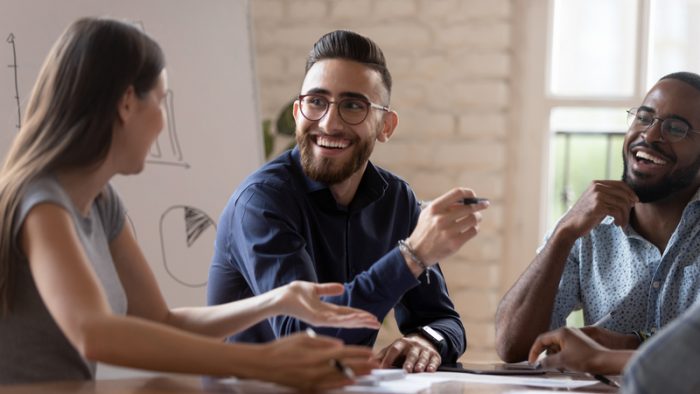 Ascultarea activă – arma secretă a liderilor de succes. De ce această competență poate face diferența