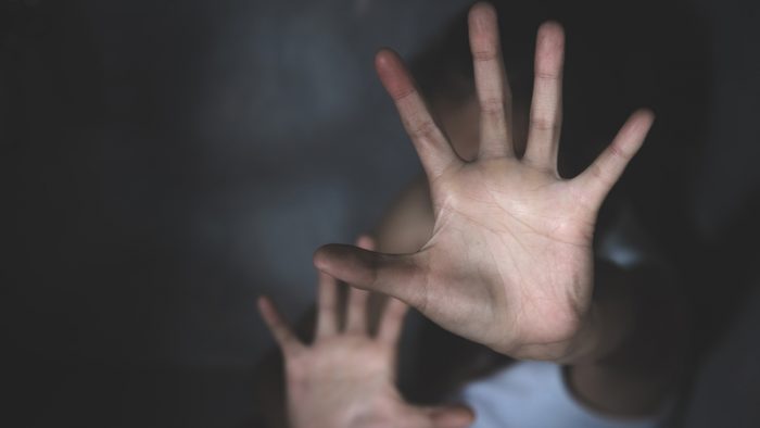 Sprijinul insuficient oferit de stat descurajează companiile care angajează victime ale violenței domestice, arată o analiză EY România
