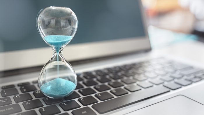 Când totul pare urgent, dar nimeni nu știe cu ce să înceapă: un sistem care aduce ordine la job