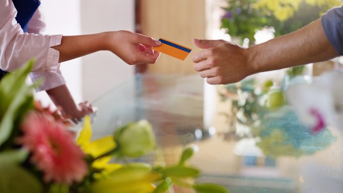 Românii sunt printre cei mai pesimiști consumatori din Europa. Frica de viitor le modelează obiceiurile zilnice | STUDIU