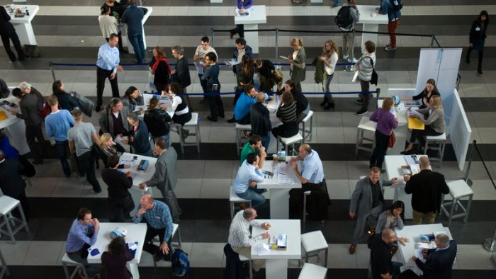 De ce networkingul poate conta mai mult decât CV-ul. Ce spun angajații | STUDIU