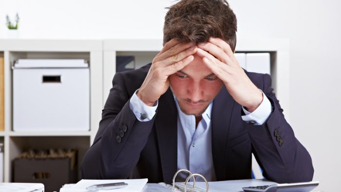 Zece semne că lucrezi prea mult și te apropii de burnout