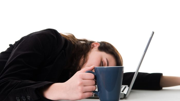 Ce se întâmplă când o echipă „se îmbolnăvește” emoțional? Despre burnout-ul colectiv și semnalele subtile că ceva nu mai funcționează