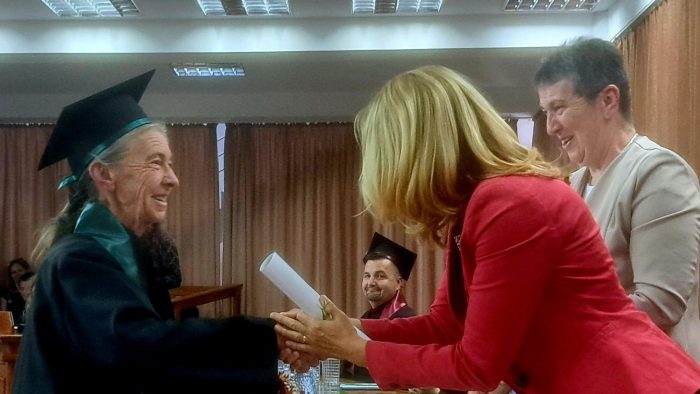 INTERVIU | De vorbă cu femeia care a absolvit facultatea la 73 de ani: Copiii mei sunt foarte mândri că mama lor a reușit să-și ducă visul la bun sfârșit | Ce le transmite tinerilor