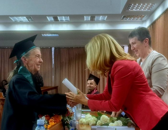INTERVIU | De vorbă cu femeia care a absolvit facultatea la 73 de ani: Copiii mei sunt foarte mândri că mama lor a reușit să-și ducă visul la bun sfârșit | Ce le transmite tinerilor