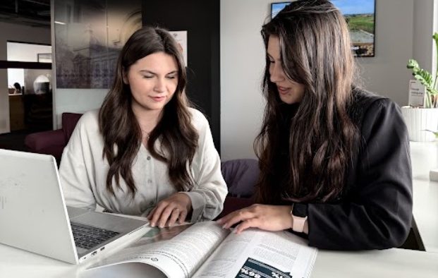 Auchan România investește în viitorul tinerilor și lansează o nouă ediție a programului de dezvoltare profesională destinat studenților și masteranzilor