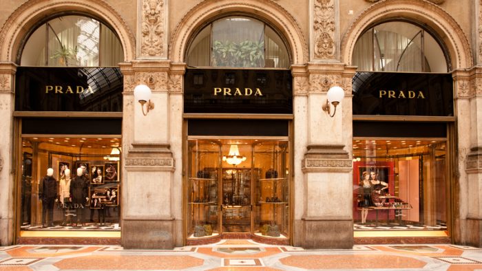 Poveste de brand. De la ce vine numele Prada