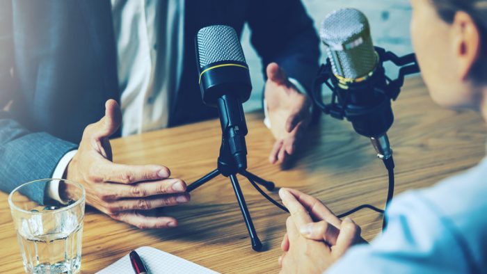 Cele mai bune podcasturi de business și dezvoltare personală de ascultat în weekend