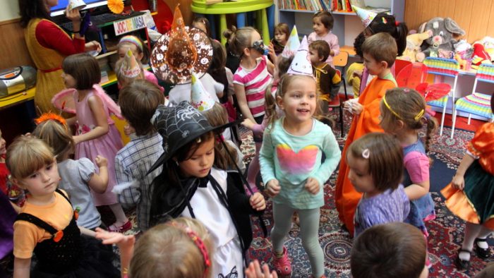 Este discriminare pozitivă dacă părinții sunt lăsați de către șefi să plece de la birou pentru serbarea copilului?