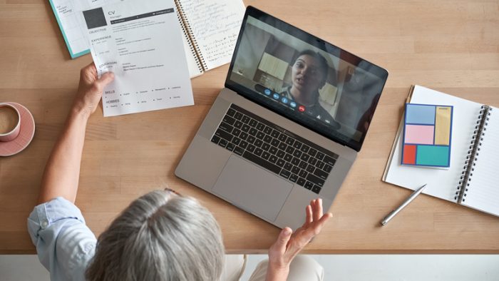 Cum poți să înlocuiești status meetingurile cu o notă săptămânală internă. Avantaje și dezavantaje