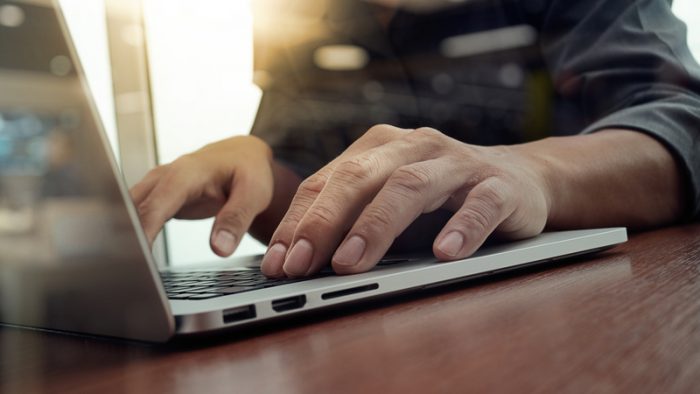 Doar jumătate dintre angajați înțeleg clar regulile companiei pe tema utilizării AI. Care sunt riscurile - STUDIU