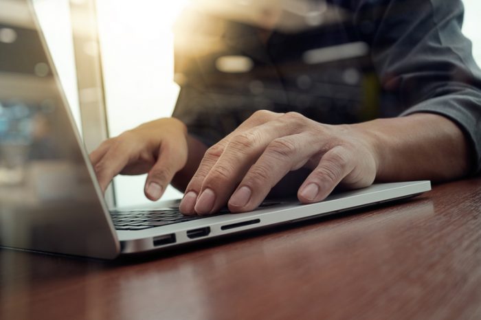 Doar jumătate dintre angajați înțeleg clar regulile companiei pe tema utilizării AI. Care sunt riscurile - STUDIU