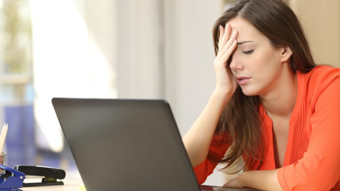 Cultura „overworking”: de ce muncim prea mult și ce pierdem