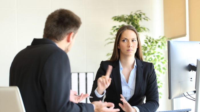 Cum să gestionezi conflictele la muncă înainte să devină probleme majore
