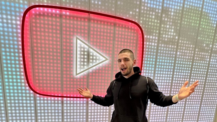 De la halat la hashtag, de la spital la TikTok. Vlad Vaida, unul dintre cei mai urmăriți influenceri din România 