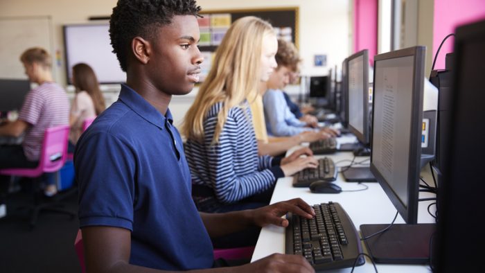 7 din 10 români consideră benefică utilizarea mai intensă a tehnologiei digitale în școli | STUDIU