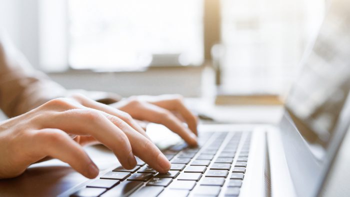 Cum să faci content B2B fără să pierzi vocea umană